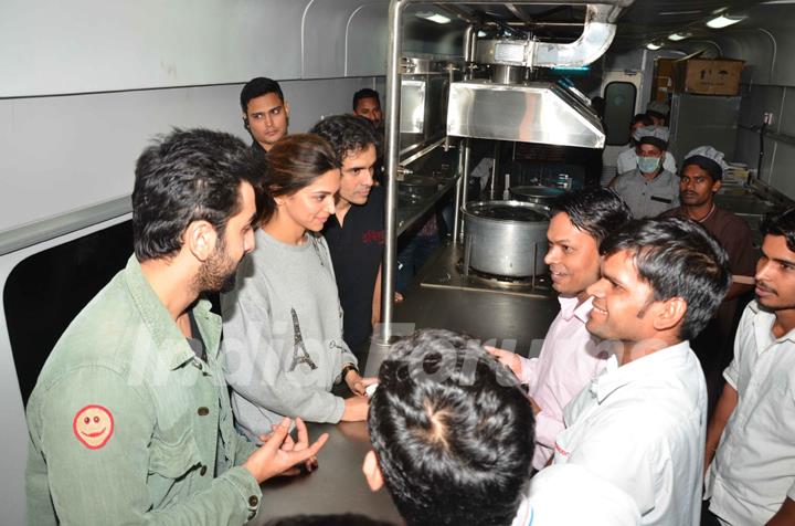Ranbir - Deepika and Imtiaz Visits Pantry Car of the Train while travelling to Delhi