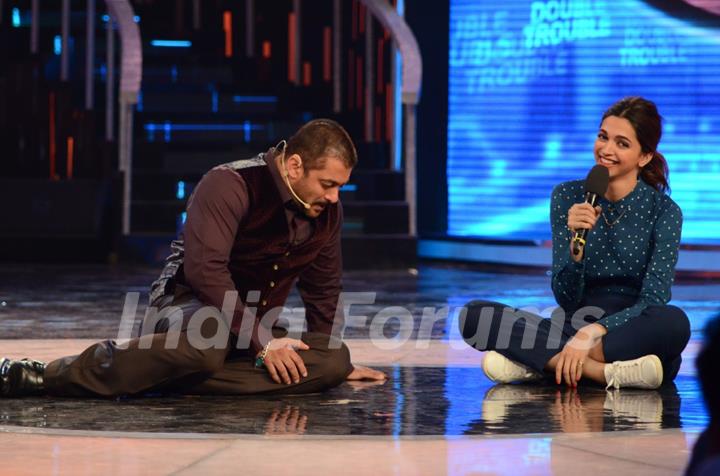 Salman Khan And Deepika Padukone on Stage of Bigg Boss 9- Double Trouble