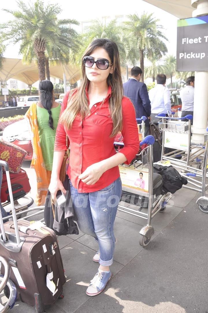 Zarine Khan Snapped at Airport