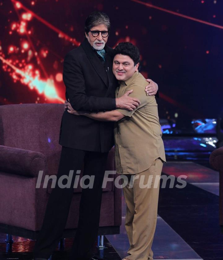 Ali Asgar Greets Amitabh Bachchan on Aaj Ki Raat Hai Zindagi Show