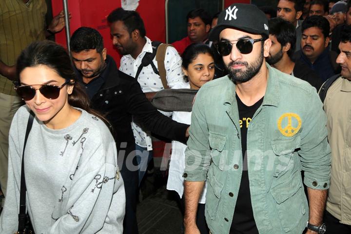 Ranbir and Deepika Arrives at Dellhi Station