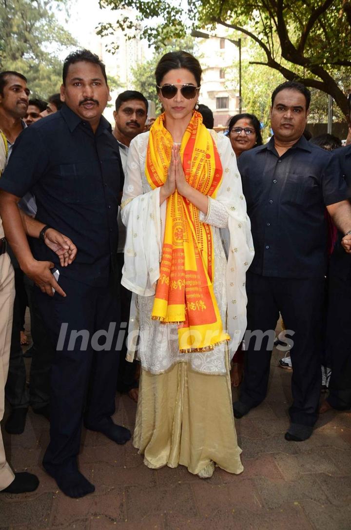 Deepika at Siddhivinayak Temple to Seek Blessings for Tamasha