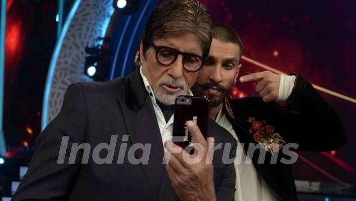 Amitabh Bachchan and Ranveer Singh Clicks Selfir on Aaj Ki Raat Hai Zindagi Show