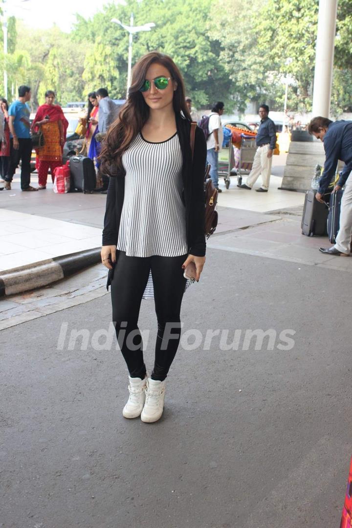 Elli Avram snapped at Airport