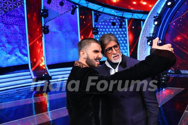 BigB and Ranveer Singh clicking selfies at 'Aaj Ki Raat Hai Zindagi' Show