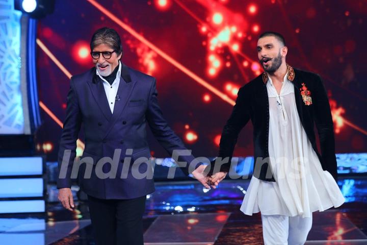 BigB and Ranveer Singh shaking a leg at 'Aaj Ki Raat Hai Zindagi' Show