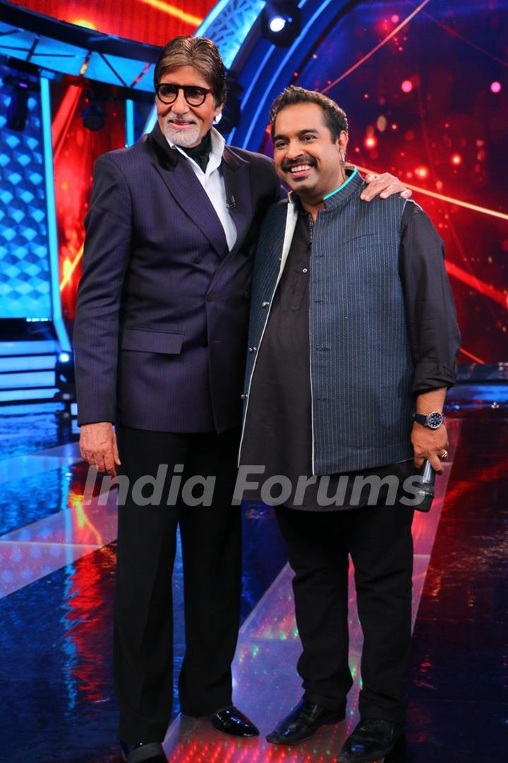 BigB and Shankar Mahadevan at 'Aaj Ki Raat Hai Zindagi' Show