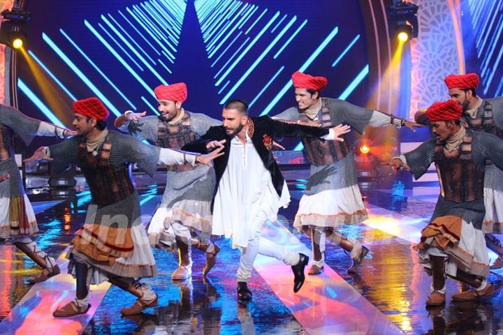 Ranveer Singh performing at 'Aaj Ki Raat Hai Zindagi' Show