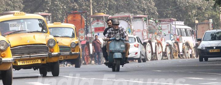 Amitabh Bachchan riding scooter around Kolkata for &quot;Te3n&quot; with Nawazuddin Siddiqui as pillion rider