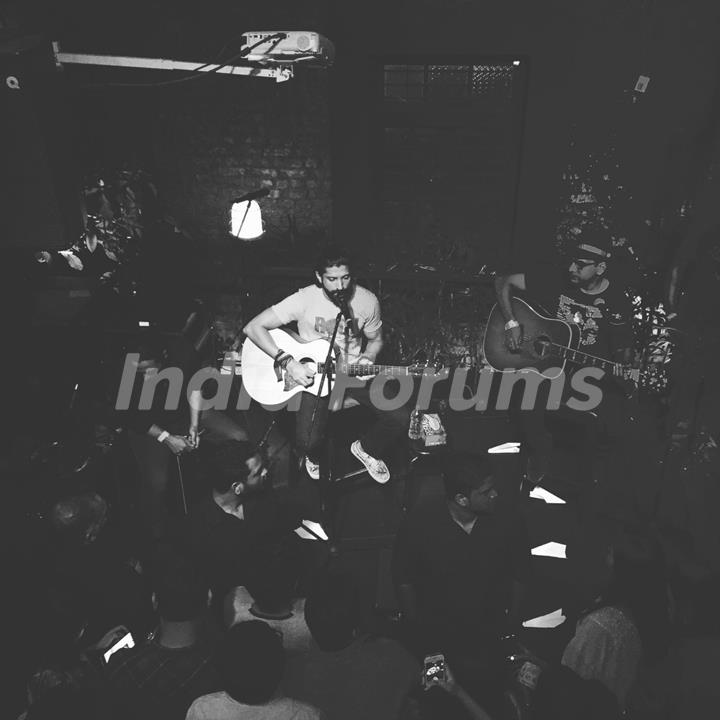 Farhan Akhtar at his impromptu gig at Todi Mill Social Offline, Mumbai