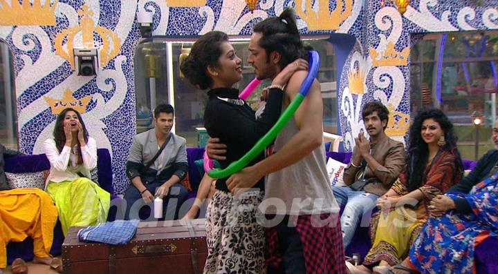 Digangana and Rishab Performs in Bigg Boss house During Promotions of 'Dilwale'