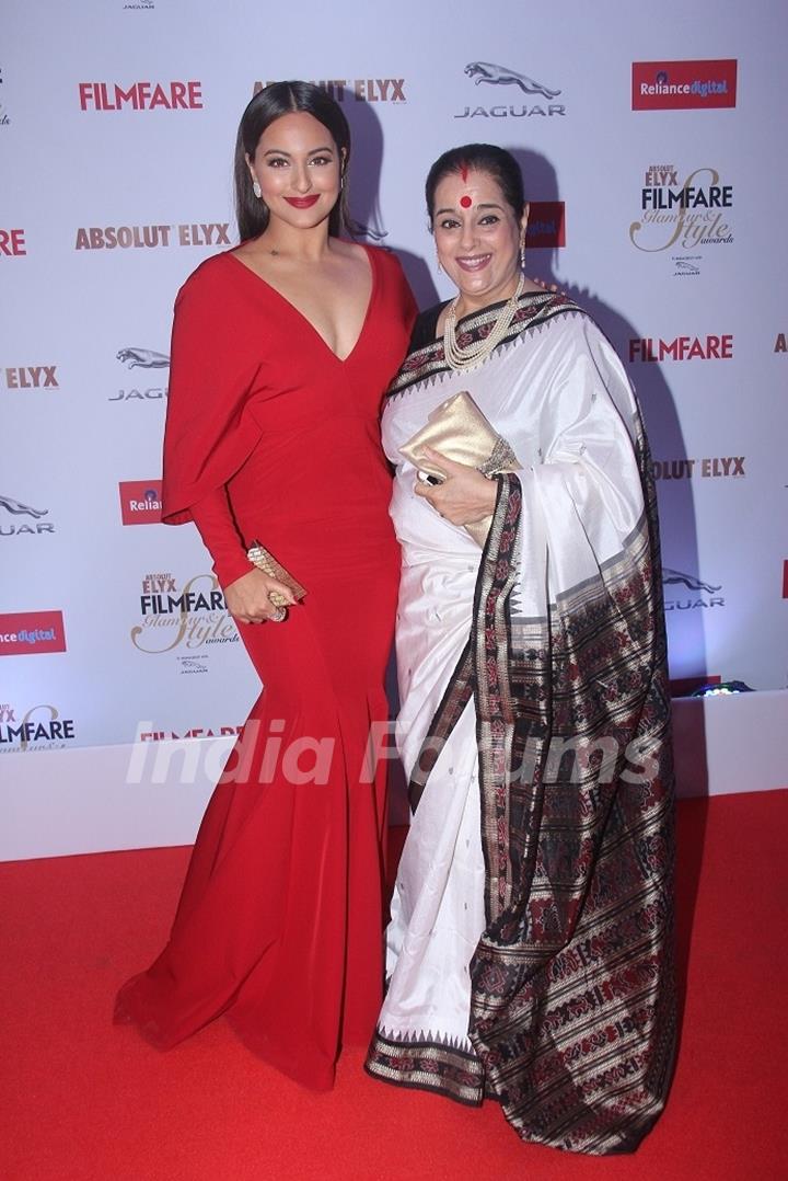 Sonakshi Sinha with Her Mother at Filmfare Glamour and Style Awards