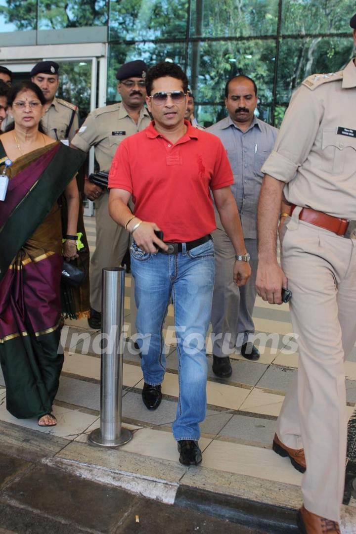 Sachin Tendulkar Snapped at Airport