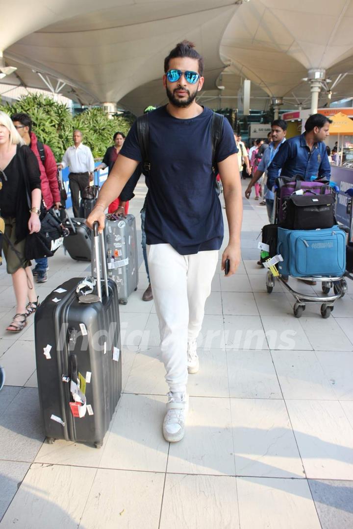 Karan Kundra Snapped at Airport