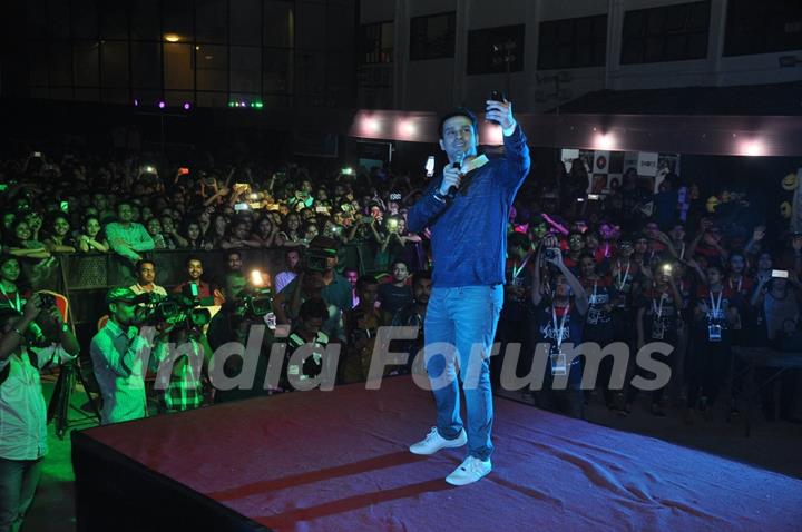 Girish Kumar Clicks a Selfie with Students at Launch of Teaser Trailer of 'Loveshhuda'