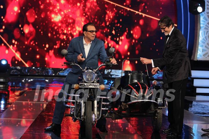 Jay and Veeru share a nostalgic moment on Aaj Ki Raat Hai Zindagi Show