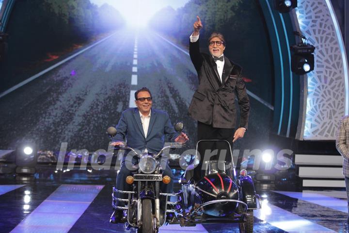 Amitabh and Dharmendra sharing a light nostalgic moment on Aaj Ki Raat Hai Zindagi Show