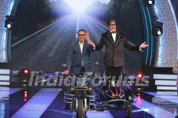 Dharmendra and Amitabh Bachchan on Aaj Ki Raat Hai Zindagi Show