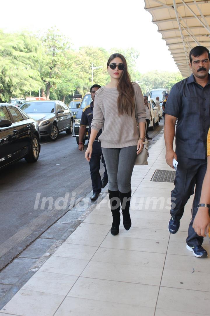 Kareena Kapoor Snapped at Airport