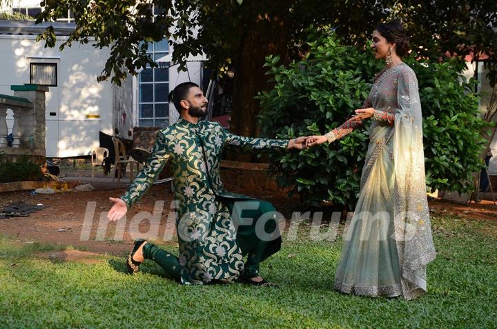 Ranveer on his knees for Deepika at Promotions of 'Bajirao Mastani' on 'Swaragini'