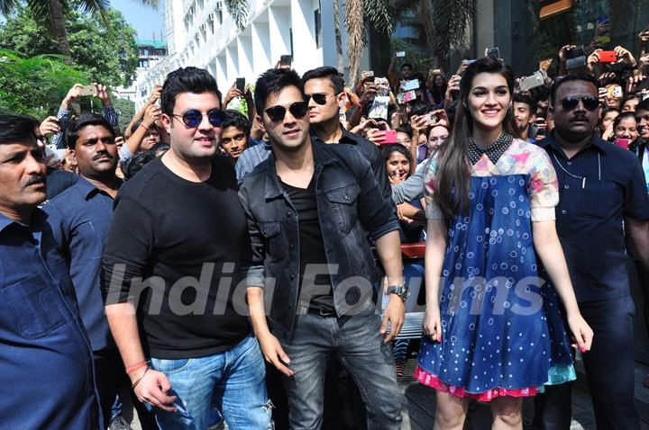 Varun Sharma, Varun Dhawan and Kriti Sanon at Promotions of 'Dilwale' at Mithibai College