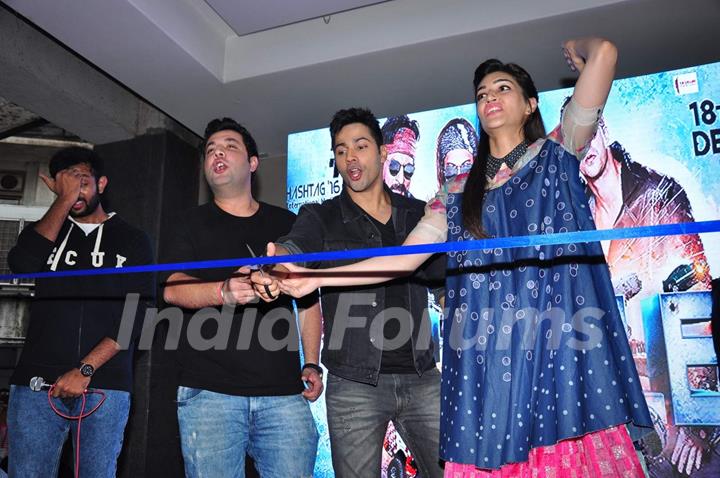 Varun Sharma, Varun Dhawan and Kriti Sanon at Promotions of 'Dilwale' at Mithibai College