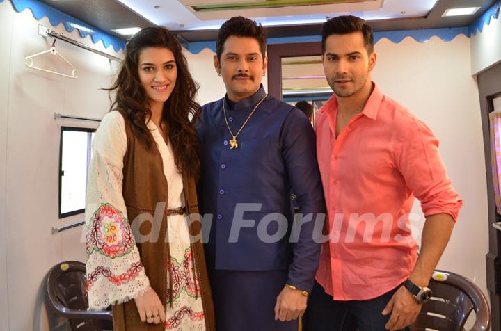 Varun Dhawan and Kriti Sanon Poses with Amar Upadhyay on sets of Saath Nibhana Saathiya