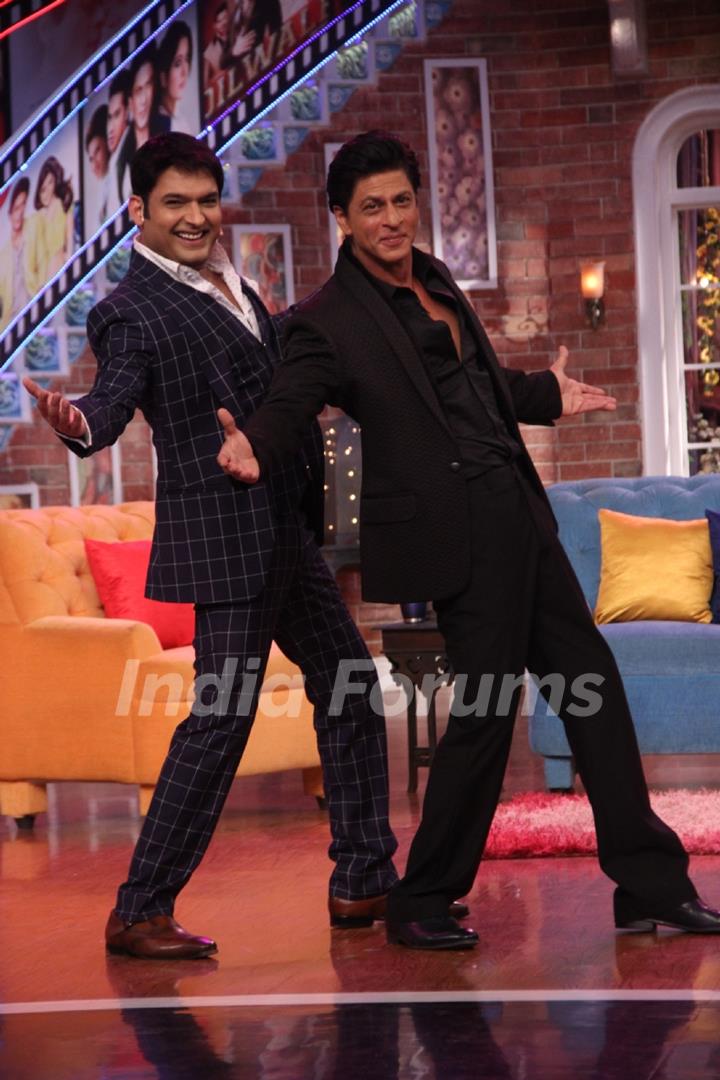 Kapil Sharma Strike a SRK Pose during Promotions of Dilwale on Comedy Nights with Kapil