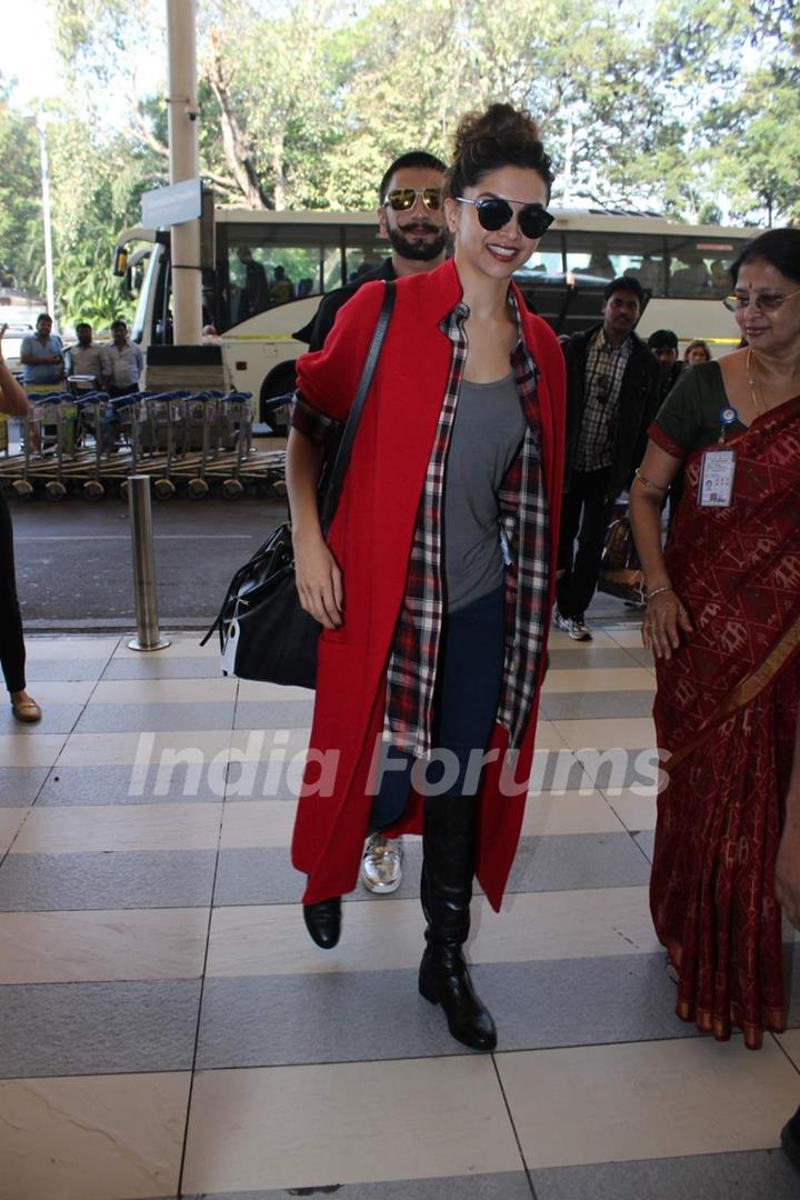 Ranveer - Deepika Snapped at Airport