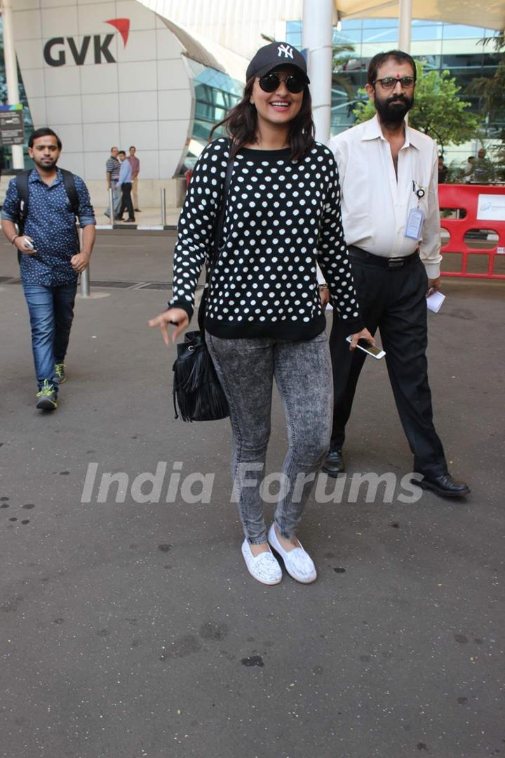 Sonakshi Sinha Snapped at Airport