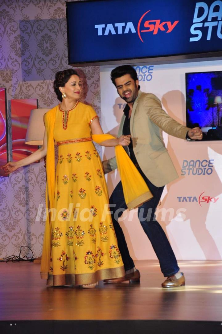 Host Manish Paul Shakes a Leg with Madhuri at Launch of 'Dance Studio' Channel on Tata Sky