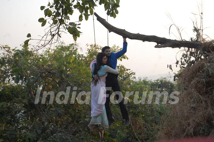 Divyanka Tripathi and Karan Patel Shooting a Scene of Yeh Hai Mohabbatein