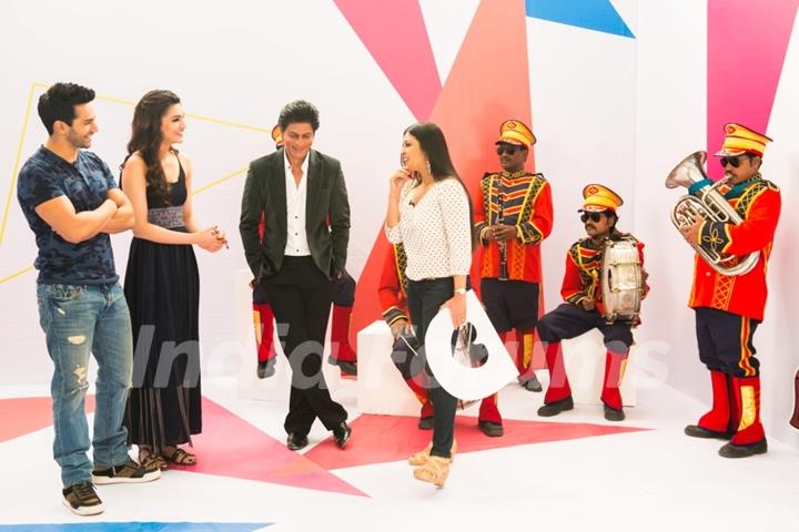 Varun, SRK and Kriti with Garima on Zoom's 'Yaar Mera Superstar' Show for Promotions of Dilwale