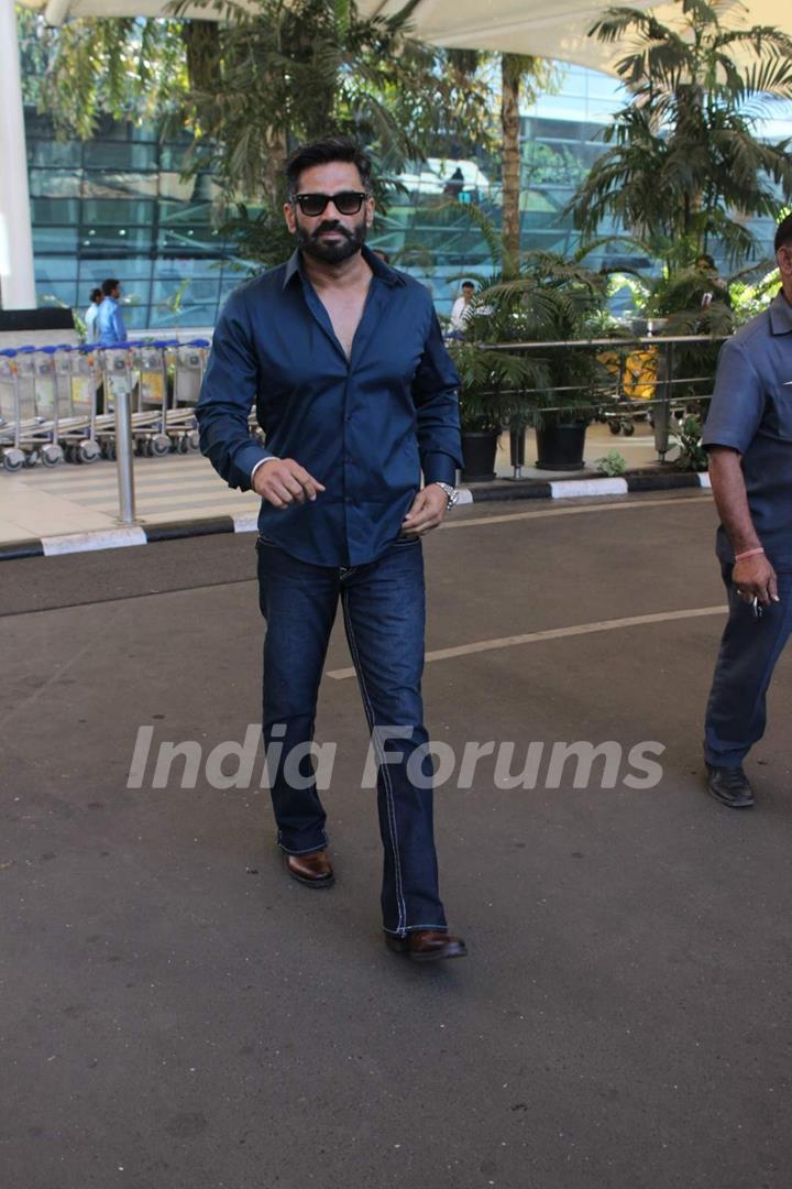 Suniel Shetty Snapped at Airport