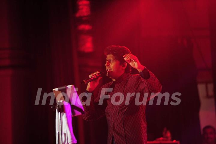 Sonu Nigam Performs for Chinmaya Mission's 'Spirit of India'