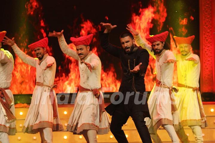 Ranveer Singh Performs at Mirchi Top 20 Show