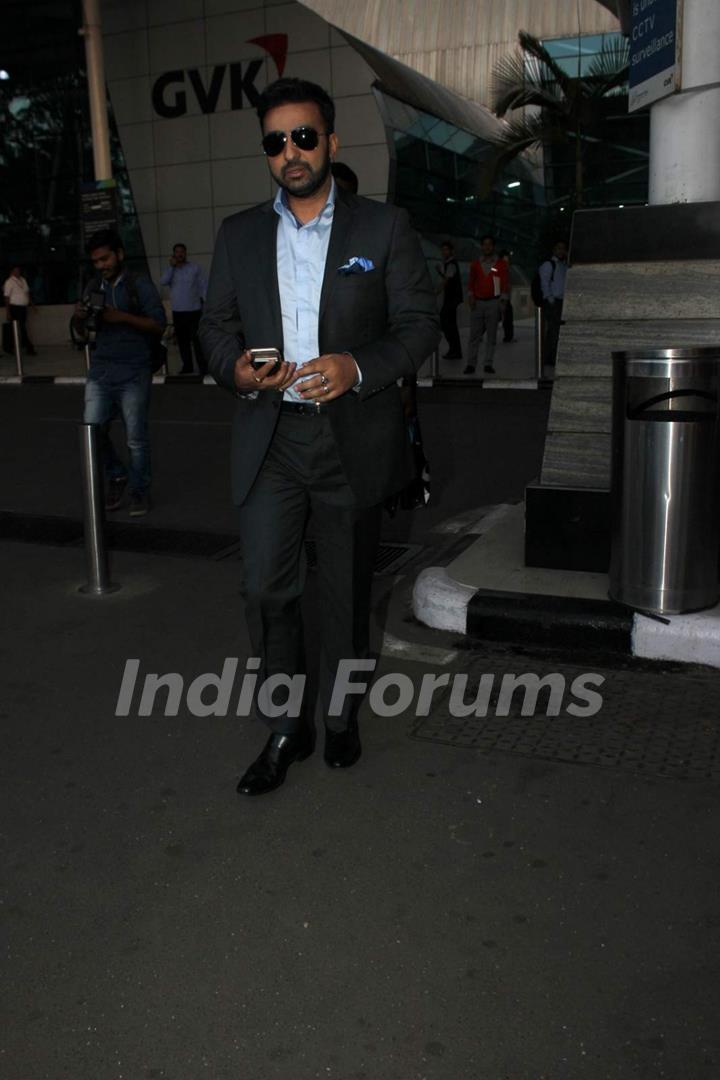 Raj Kundra Snapped at Airport