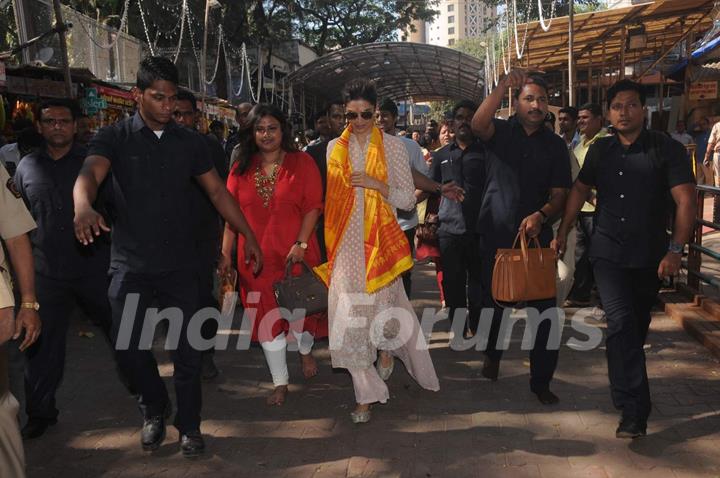 Deepika Padukone visits Siddhivinayak Temple