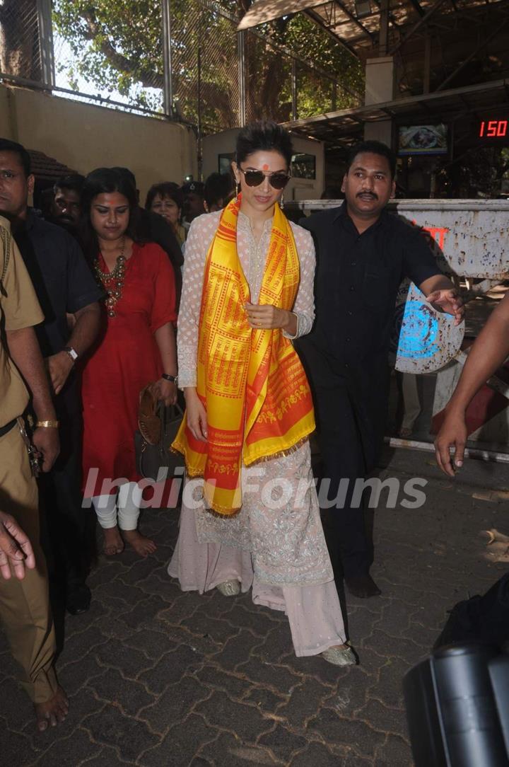 Deepika Padukone visits Siddhivinayak Temple