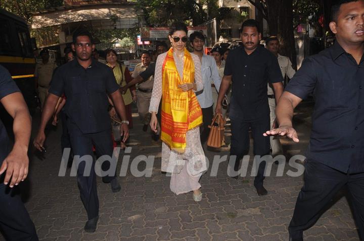 Deepika Padukone visits Siddhivinayak Temple