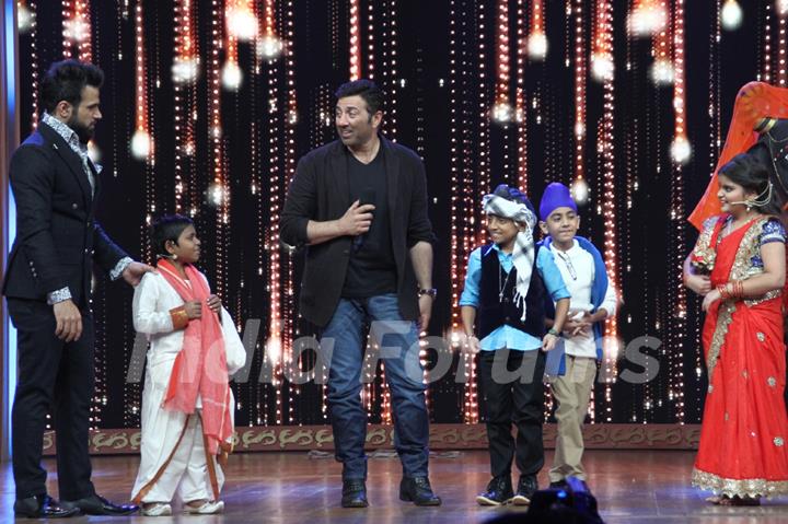 Sunny Deol and host Rithvik Dhanjani at Promotions of Ghayal Once Again on India's Best Dramebaaz