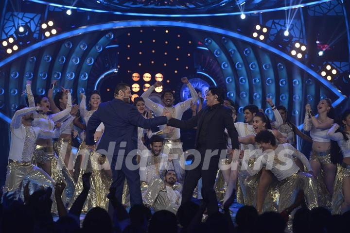 Shah Rukh Khan and Salman Khan Performs at on Bigg Boss 9