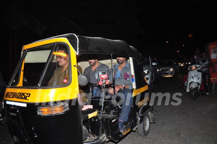 Nikhil Dwivedi and Salman Khan Snapped: Takes a Rickshaw ride to home post Dinner