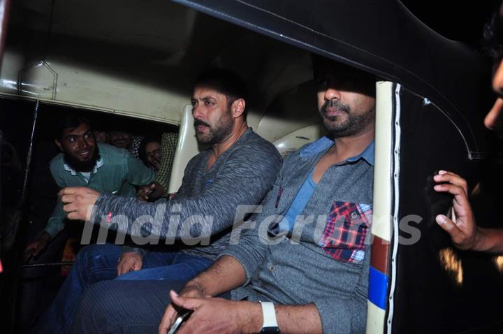 Salman Khan and Nikhil Dwivedi Takes a Rickshaw Ride Post Dinner