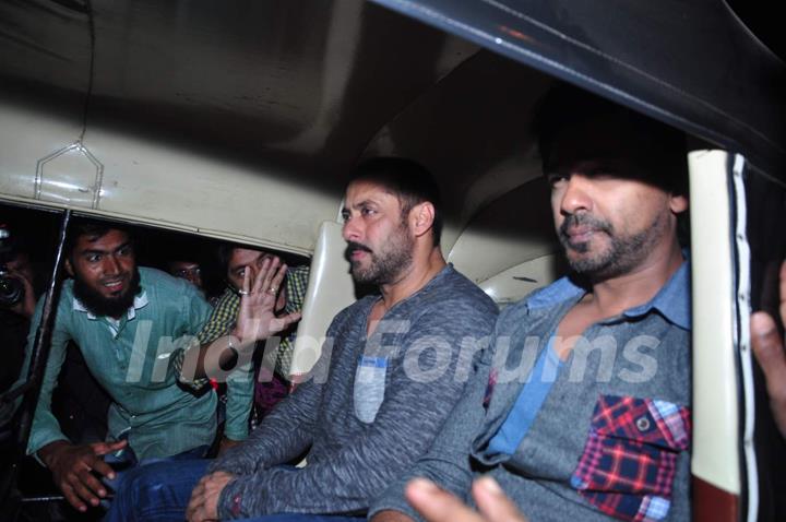 Salman Khan and Nikhil Dwivedi Takes a Rickshaw Ride Post Dinner