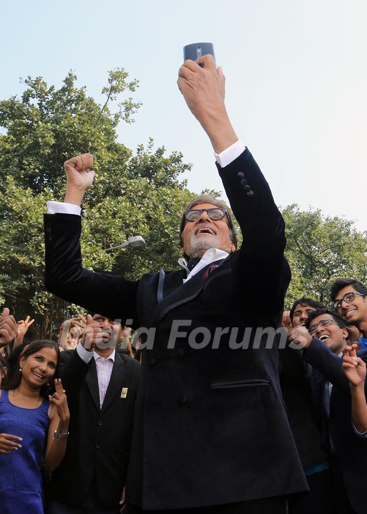 Big B Takes a Selfie During a Shoot for Aaj Ki Raat Hain Zindagi Promo