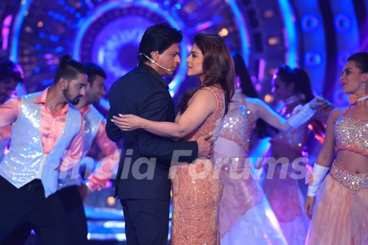 Shah Rukh Khan  and Kajol Performs during Promotions of Dilwale on Bigg Boss 9