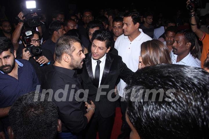 Shah Rukh Greets Salman at the Backstage of Stardust Awards