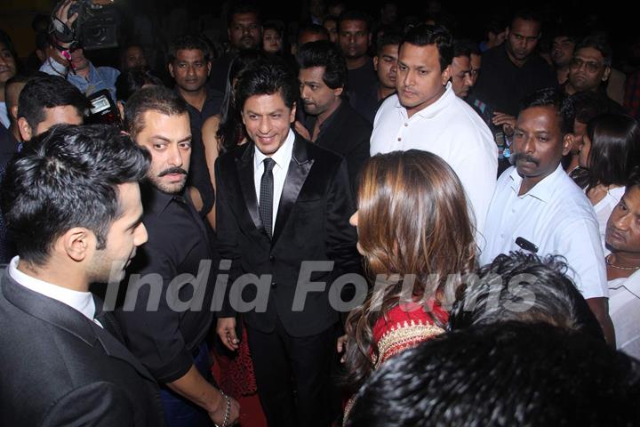 Salman meets the cast of Dilwale at the Backstage of Stardust Awards