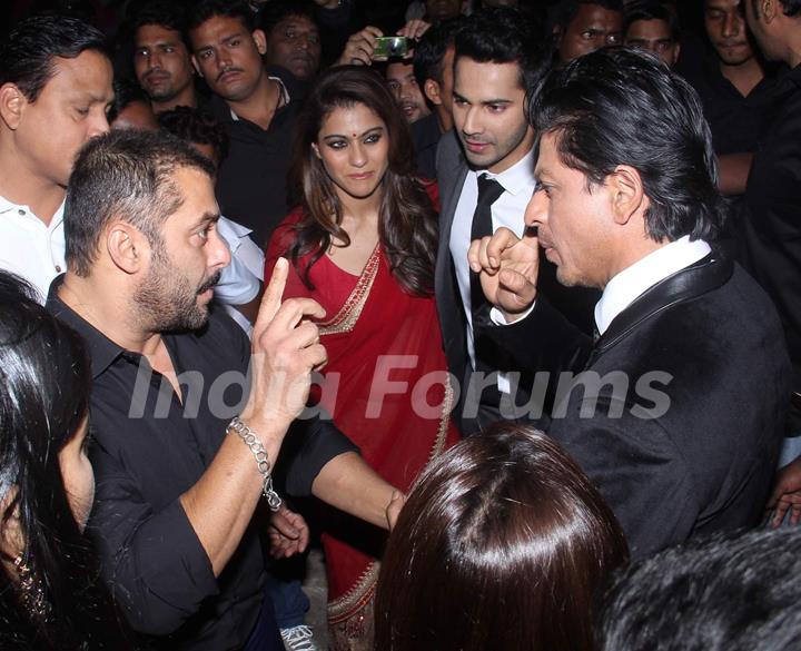 Shah Rukh Khan, Salman, Varun Dhawan and Kajol Meets at Backstage of Stardust Awards